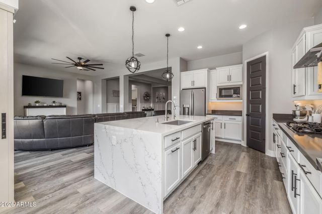 10709 E THORNTON Avenue, Mesa, AZ 85212