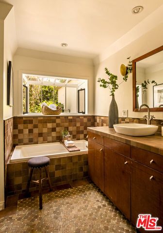 102 N Laurel Avenue, Los Angeles, CA 90048