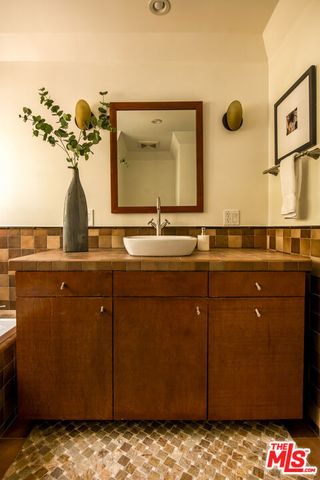 102 N Laurel Avenue, Los Angeles, CA 90048