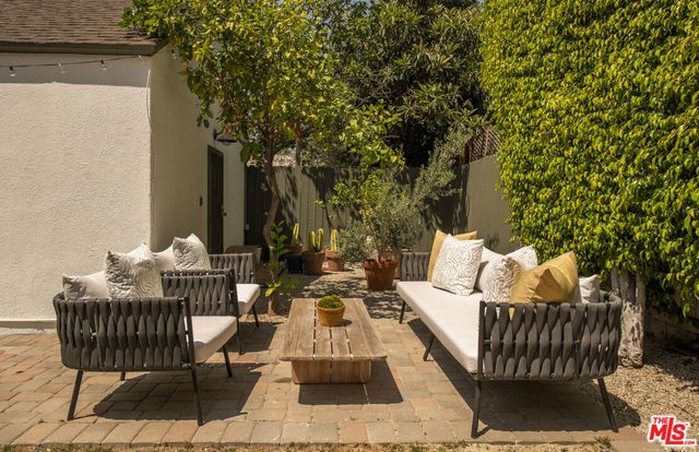 102 N Laurel Avenue, Los Angeles, CA 90048