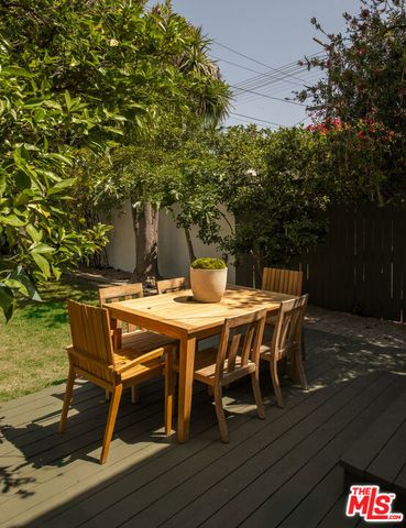 102 N Laurel Avenue, Los Angeles, CA 90048