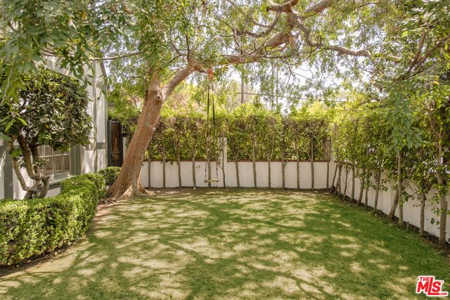 102 N Laurel Avenue, Los Angeles, CA 90048