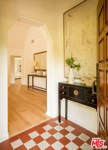 102 N Laurel Avenue, Los Angeles, CA 90048