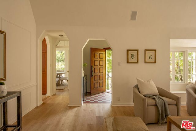 102 N Laurel Avenue, Los Angeles, CA 90048