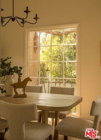 102 N Laurel Avenue, Los Angeles, CA 90048