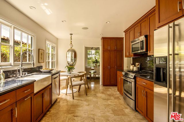 102 N Laurel Avenue, Los Angeles, CA 90048