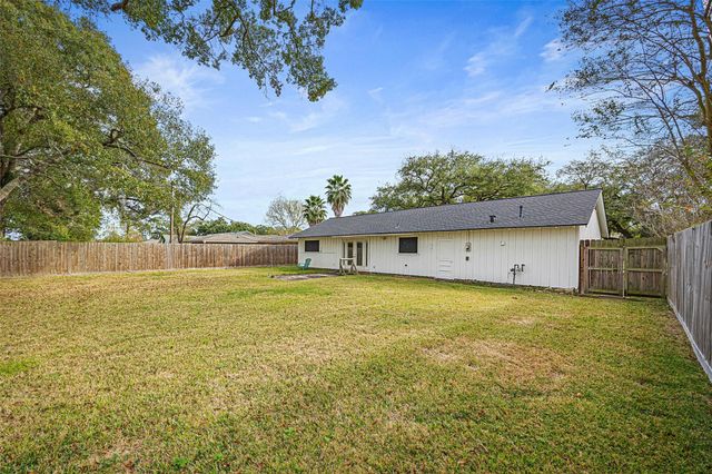 10319 Old Orchard Road, La Porte, TX 77571