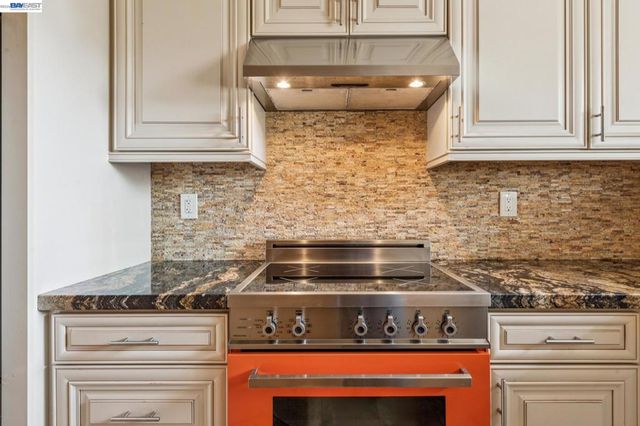 455 Crescent St 202, Oakland, CA 94610
