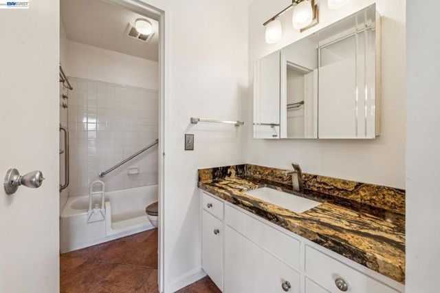 455 Crescent St 202, Oakland, CA 94610