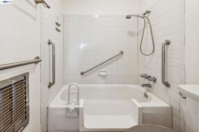 455 Crescent St 202, Oakland, CA 94610