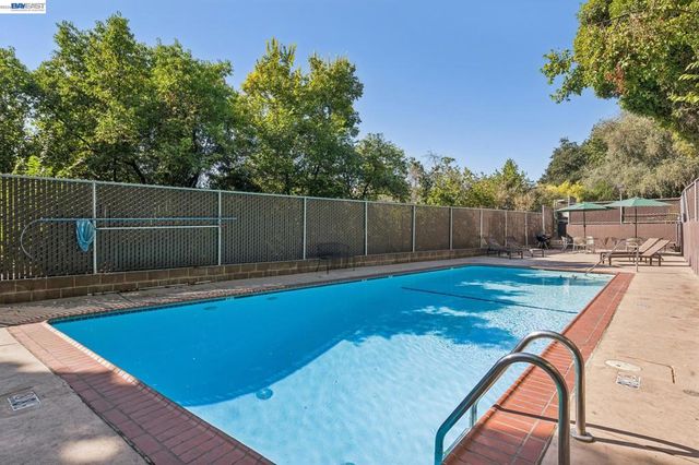 455 Crescent St 202, Oakland, CA 94610