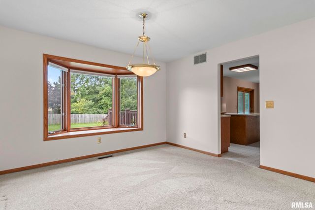 209 PRESTWICK Road, Springfield, IL 62702