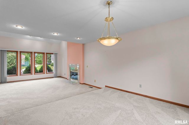 209 PRESTWICK Road, Springfield, IL 62702