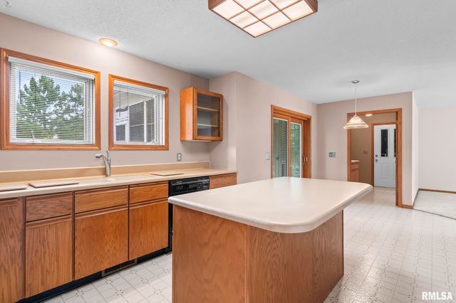209 PRESTWICK Road, Springfield, IL 62702