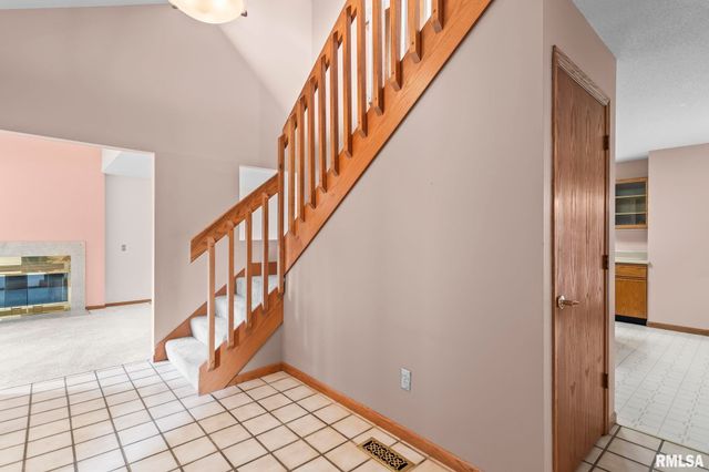 209 PRESTWICK Road, Springfield, IL 62702