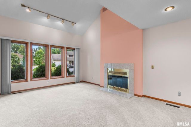 209 PRESTWICK Road, Springfield, IL 62702