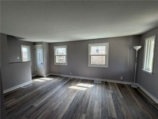 3309 Woodvue Dr, Whitehall, PA 15227