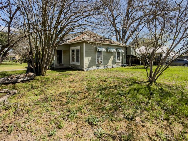 302 E Crockett ST, Luling, TX 78648