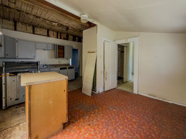 302 E Crockett ST, Luling, TX 78648