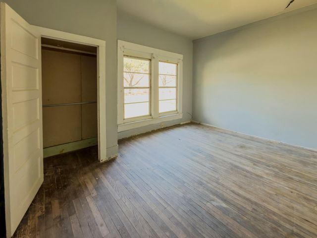 302 E Crockett ST, Luling, TX 78648