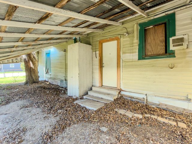 302 E Crockett ST, Luling, TX 78648