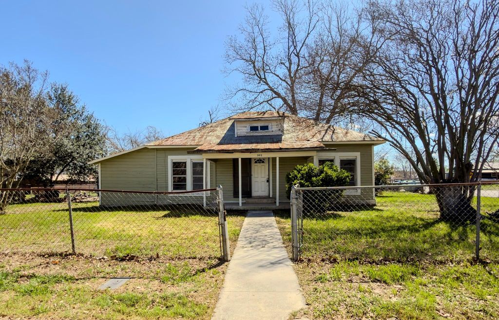 302 E Crockett ST, Luling, TX 78648