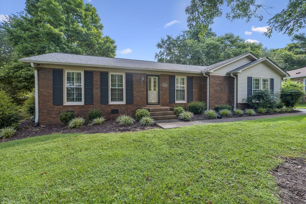 609 Highland View Ct, Hermitage, TN 37076