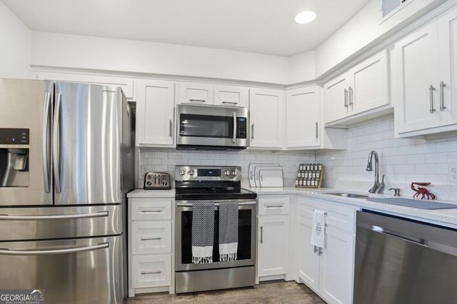 805 Mallery Street B, St. Simons, GA 31522