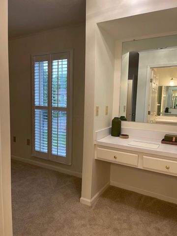 5935 N High Street, 215, Worthington, OH 43085