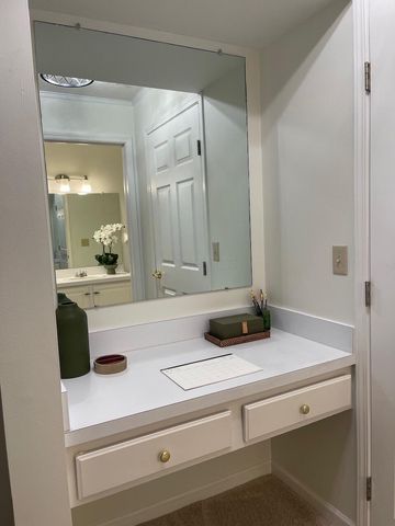 5935 N High Street, 215, Worthington, OH 43085