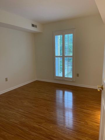 5935 N High Street, 215, Worthington, OH 43085