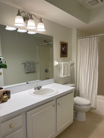 5935 N High Street, 215, Worthington, OH 43085