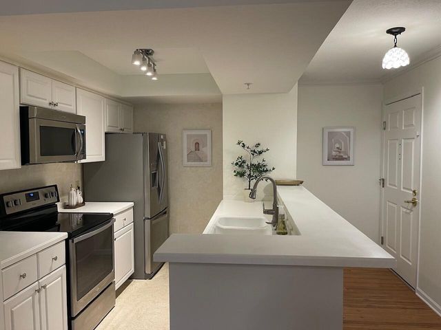 5935 N High Street, 215, Worthington, OH 43085