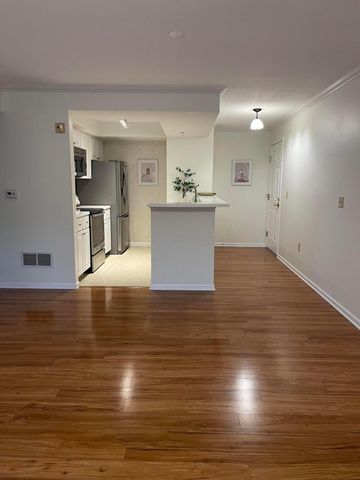 5935 N High Street, 215, Worthington, OH 43085