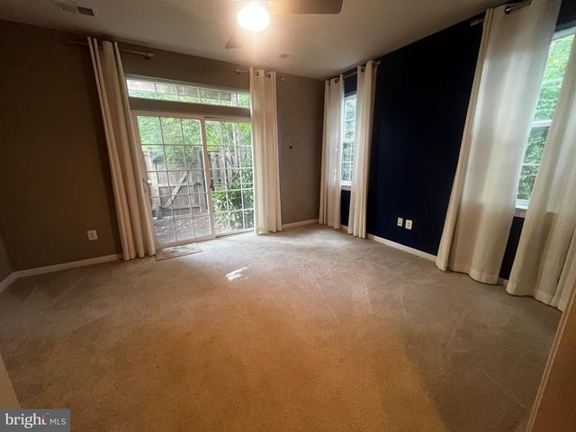 8195 FALLS GROVE DR, Manassas, VA 20111