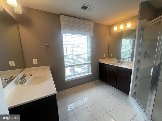 8195 FALLS GROVE DR, Manassas, VA 20111