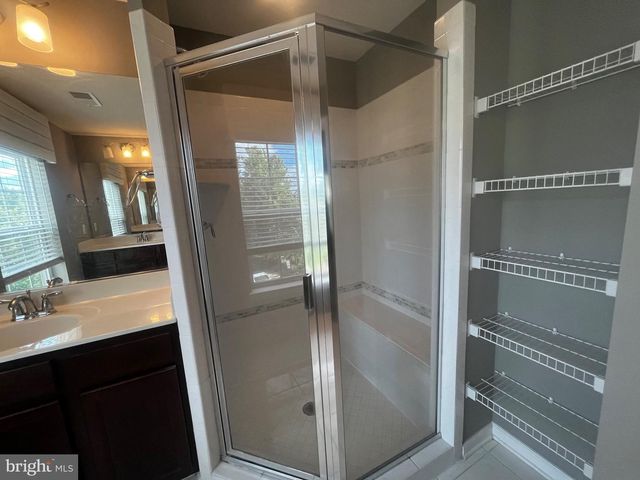 8195 FALLS GROVE DR, Manassas, VA 20111