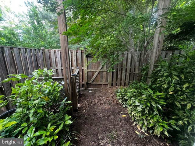 8195 FALLS GROVE DR, Manassas, VA 20111