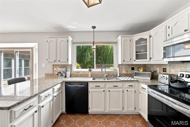1042 Remington Oaks Court, Fenton, MO 63026