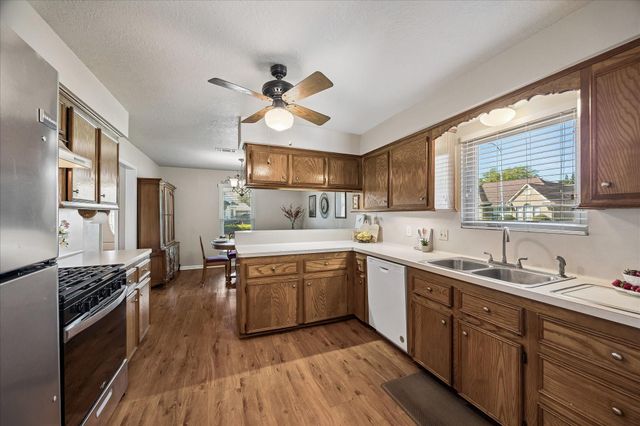 214 Tudor Court, Deer Park, TX 77536