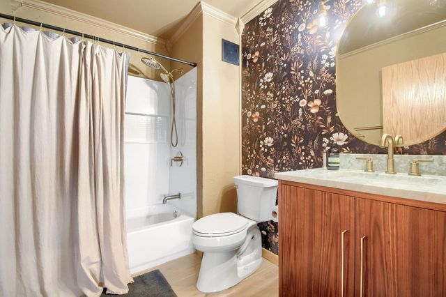 828 Woodland Drive, Mahtomedi, MN 55115