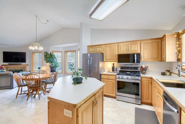 828 Woodland Drive, Mahtomedi, MN 55115