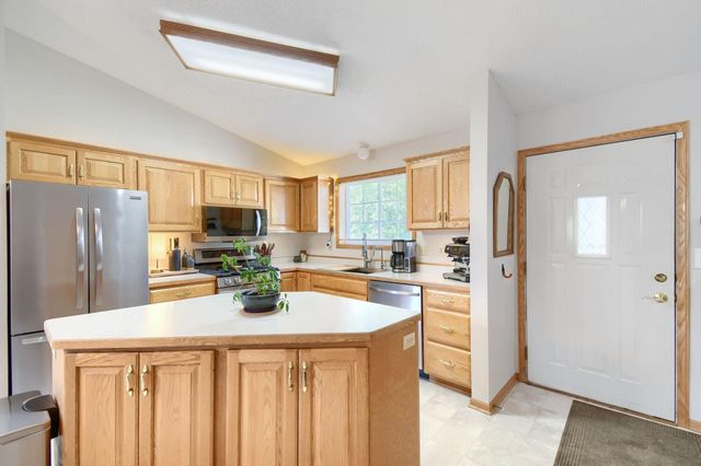 828 Woodland Drive, Mahtomedi, MN 55115