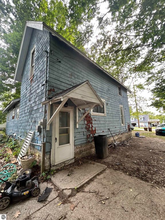 Image 4 of property listing at 110 N Grover Avenue, Alma, MI 48801