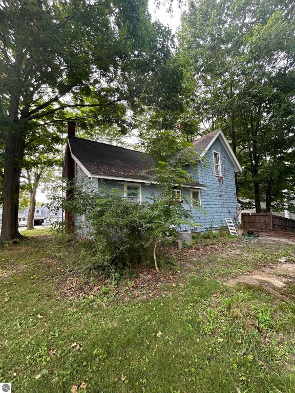 Image 5 of property listing at 110 N Grover Avenue, Alma, MI 48801