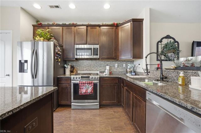 212 Breccia LN, Virginia Beach, VA 23462