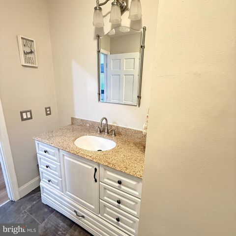 866 HUNTERS DR, Woodbury, NJ 08096