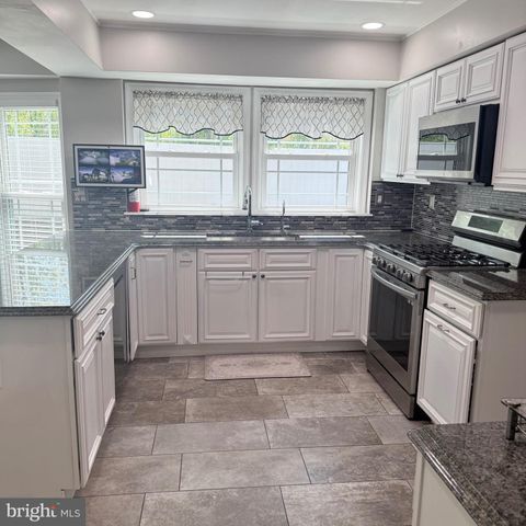866 HUNTERS DR, Woodbury, NJ 08096