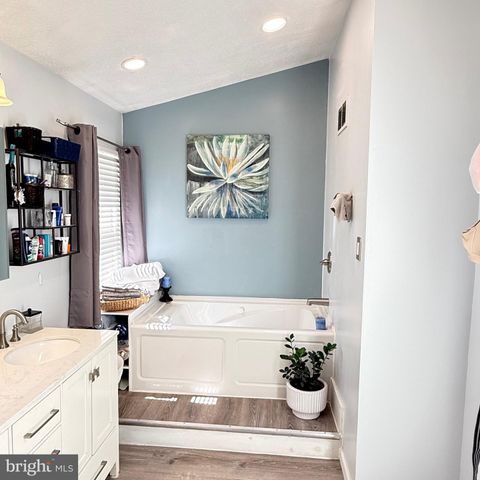 866 HUNTERS DR, Woodbury, NJ 08096