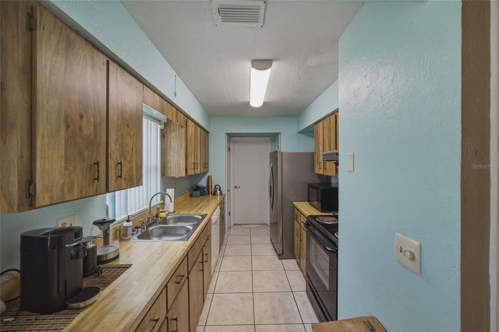 Image 8 of property listing at 4265 NE 25 TERRACE, Ocala, FL 34479